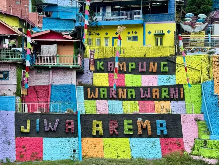 Kampung Warna Warni — mural dan warna