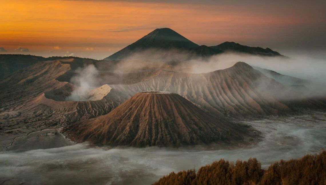 Bromo — Penanjakan sunrise, Lautan Pasir